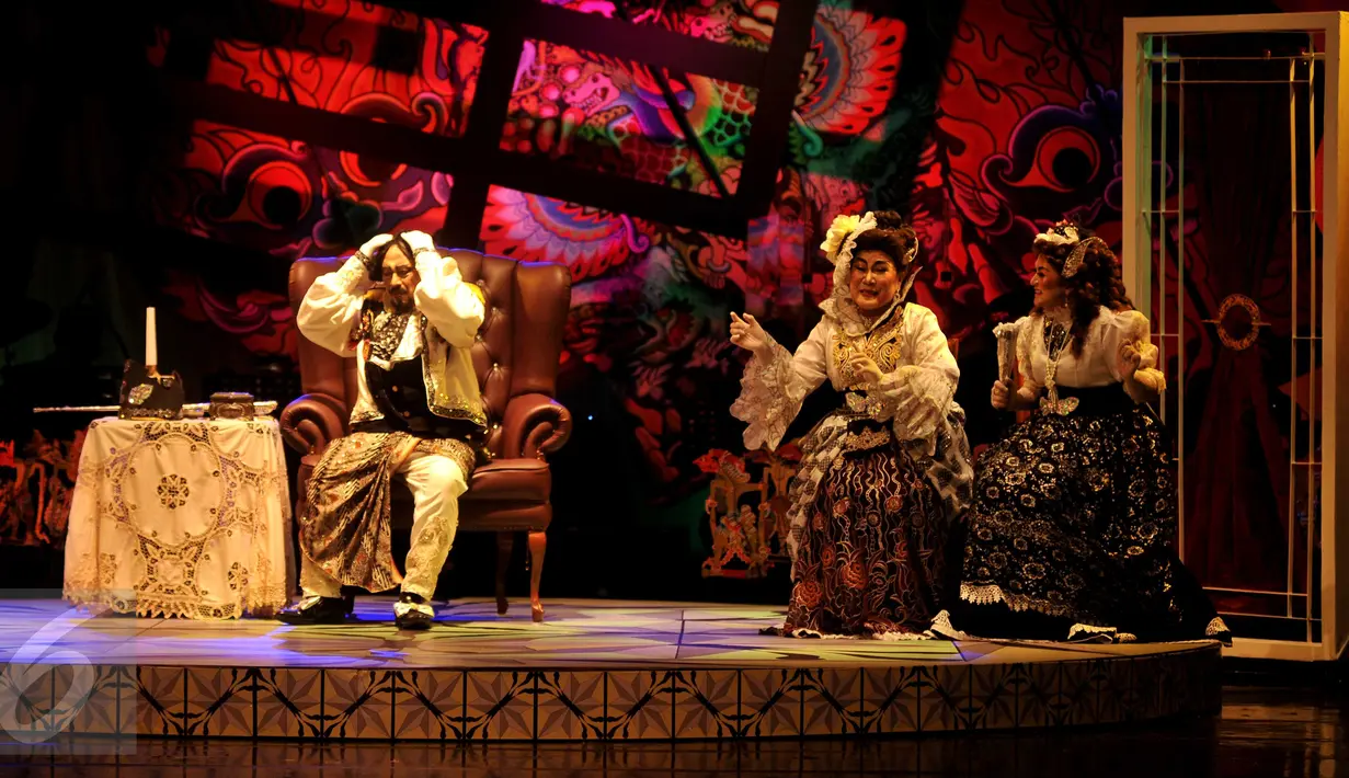 Pemain Teater Koma mementaskan teater dengan lakon Inspektur Jendral di Gedung Kesenian Jakarta, Kamis (5/11). Produksi Teater Koma ke-142 ini menceritakan tentang Walikota Korup dengan menggunakan konsep pewayangan. (Liputan6.com/Gempur M Surya)
