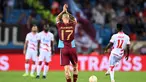 Gelandang Slovakia Trabzonspor Marek Hamsik (Tengah) merayakan gol pertama timnya saat pertandingan grup H Liga Eropa UEFA melawan FK Crvena zvezda di Stadion Medical Park, 15 September 2022. Mantan kapten Slovakia, Marek Hamsik mengumumkan pada hari Kamis (1/6/2023) bahwa ia akan pensiun pada akhir musim bersama tim Liga Turki, Trabzonspor. (Ozan KOSE/AFP)