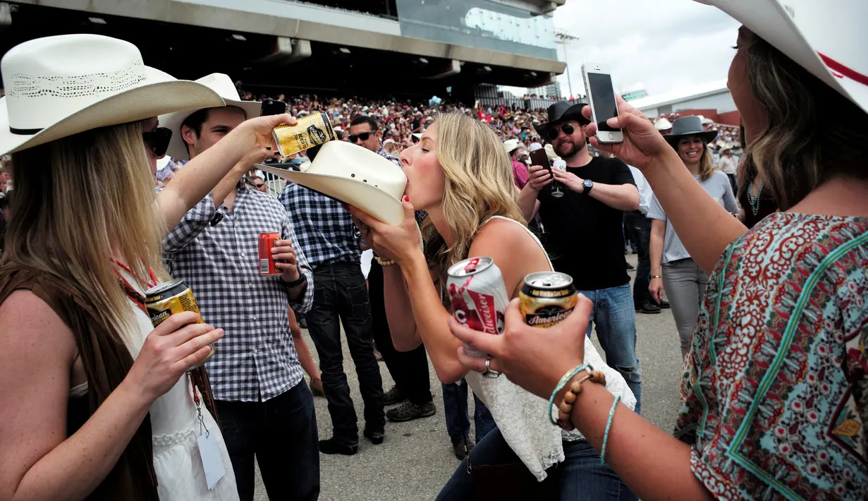 Suasana keramaian festival  Calgary Stampede di Calgary , Alberta , Kanada, (9/7). Festival ini menyuguhkan pertunjukan chuckwagon racing, berbagai parade, hiburan pasar malam, pertunjukan langsung dan tentu saja, rodeo.( REUTERS / Todd korol)