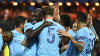 Para pemain Manchester City merayakan gol yang dicetak John Stones ke gawang Feyenoord pada laga Liga Champions di Stadion Feyenoord, Rotterdam, Rabu (13/9/2017). Feyenoord kalah 0-4 dari City. (AFP/Emmanuel Dunand)