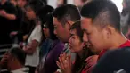 Keluarga penumpang pesawat AirAsia QZ8501 melakukan misa bersama di Bandara Juanda, Surabaya, Rabu (31/12/2014). (Liputan6.com/Johan Tallo)