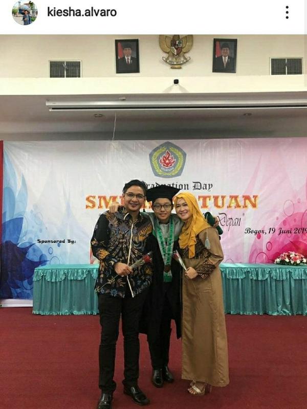 Pasha Ungu dan Okie Agustina menghadiri wisuda Kiesha Alvaro (Instagram @kiesha.alvaro)