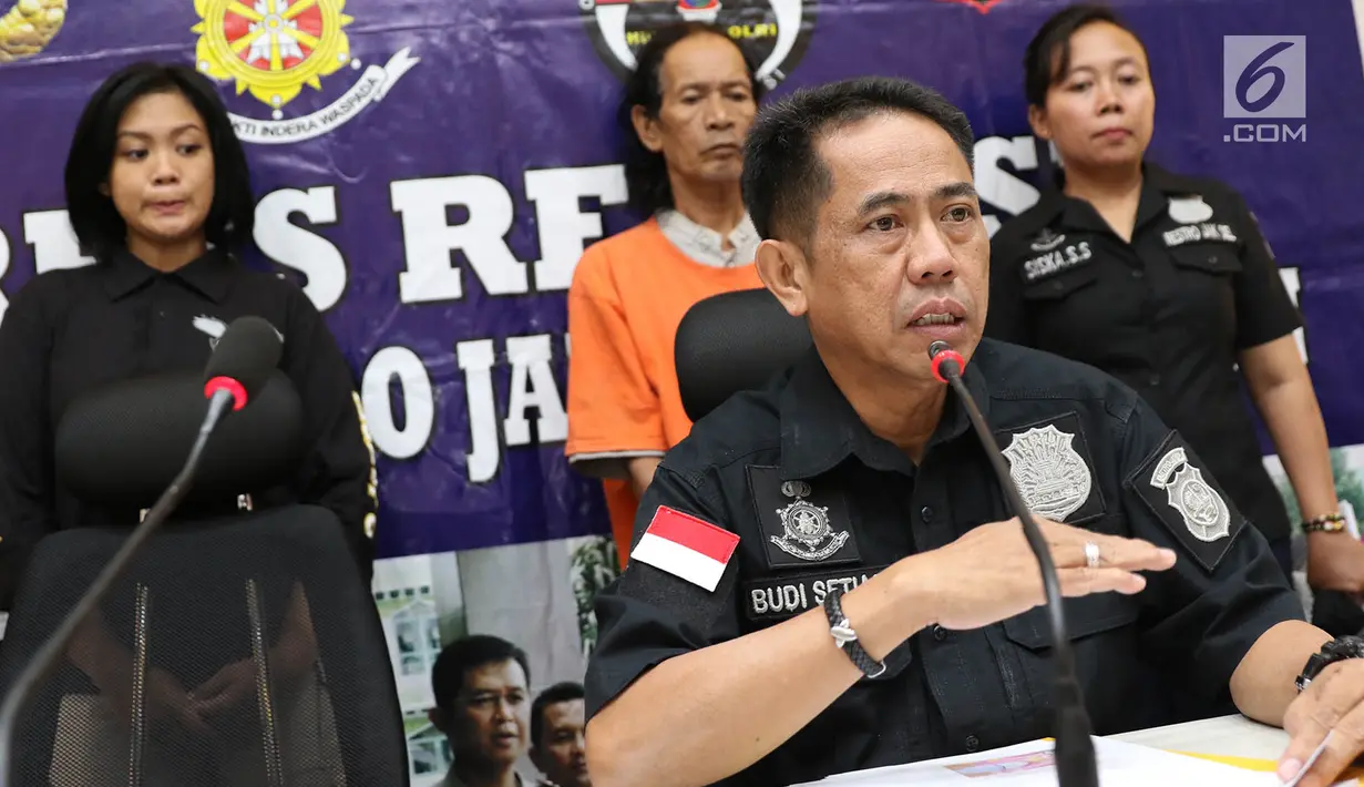 Kompol Budi Setiadi memberikan keterangan terkait kasus pencabulan anak di Polres Jakarta Selatan, Selasa (11/7).  Tersangka berinisial ZU (60) dilaporkan enam orangtua korbannya atas pelecehan sepanjang Mei - Juni 2017. (Liputan6.com/Immanuel Antonius)