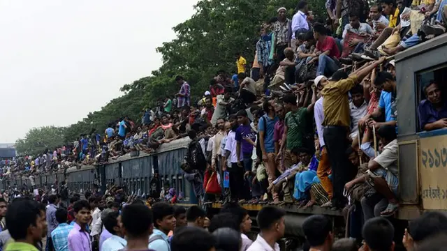 Ilustrasi mudik Idul Fitri menggunakan kereta di Bangladesh. (benarnews.org)