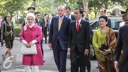 Presiden Joko Widodo bersama Ibu Negara Iriana menyambut Presiden Turki Recep Tayyip Erdogan di Istana Merdeka, Jakarta, Jumat (31/7/2015). Kunjungan kenegaraan ini membahas kerja sama ekonomi, pemberantasan terorisme. (Liputan6.com/Faizal Fanani)