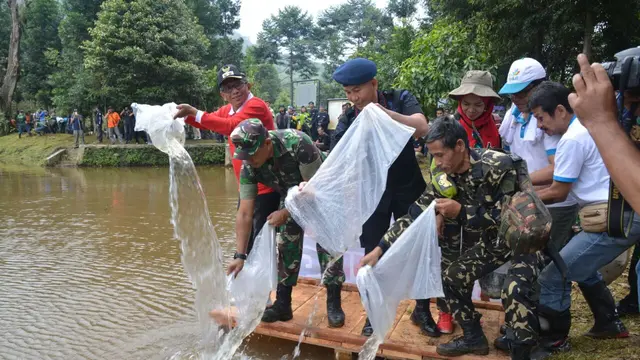 TNI bersama ratusan komunitas pecinta lingkungan dan alam melakukan normalisasi Telaga Saat yang menjadi hulu Sungai Ciliwung. (Liputan6.com/Achmad Sudarno)