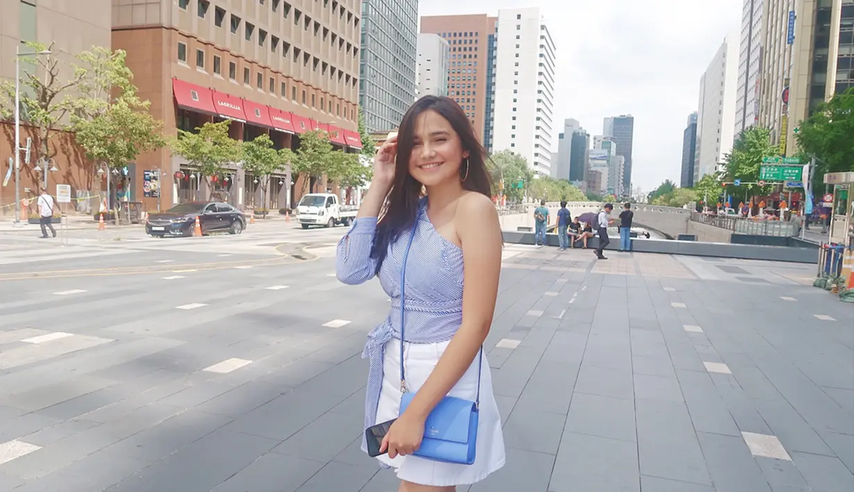 Tak hanya di dalam negeri saja, pelantun lagu "Jangan Pernah Berubah' ini berkunjung ke Negeri Gingseng, Korea Selatan.Berkunjung ke Gwanghwamun, Syifa memilih menggunakan rok putih dengan baju bercorak garis-garis. (Liputan6.com/IG/syifahadjureal)