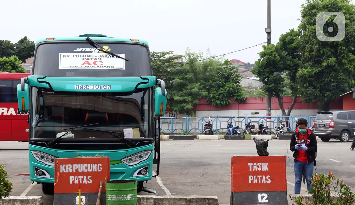 Suasana area Terminal Kampung Rambutan Jakarta, Senin (30/3/2020). Untuk mencegah penyebaran virus Corona COVID-19, Dinas Perhubungan Pemprov DKI Jakarta menghentikan sementara layanan Bus Antar Kota Antar Provinsi pertanggal 30 Maret 2020 pukul 18.00 WIB. (Liputan6.com/Helmi Fithriansyah)