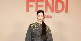 Kekasih Jefri Nichol, Ameera Khan, jadi salah satu tamu undangan yang hadiri Milan Fashion Week. Ia hadir untuk menyaksikan koleksi Fendi Spring/Summer 2026 [@littlemisskhan]