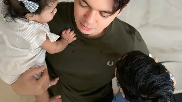 Gaya Imut Baby Humaira Anak Zaskia Sungkar dan Irwansyah dengan Jepit Rambut Pita di Kumpul Keluarga