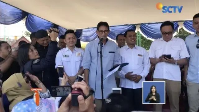 Cawapres Sandiaga Uno pun melayani mereka untuk berfoto.