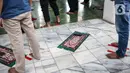 Umat Islam menunaikan salat Jumat berjemaah dengan menerapkan jaga jarak di Masjid Cut Meutia, Jakarta Pusat, Jumat (5/6/2020). Masjid Cut Meutia kembali menyelenggarakan ibadah salat Jumat dalam masa PSBB transisi dengan menerapkan protokol kesehatan secara ketat. (Liputan6.com/Faizal Fanani)