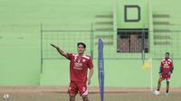 Pemain Arema Cronus, Purwaka Yudhi berlatihan jelang leg kedua semi final Piala Presiden melawan Sriwijaya F.C di Stadion Gajayana, Malang, Rabu (7/10/2015). (Bola.com/Vitalis Yogi Trisna)