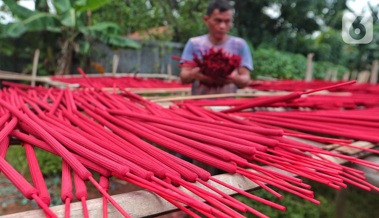 Seorang pekerja menjemur hio dupa di sentra industri kecil pembuatan hio di Tangerang, Banten, Senin (9/1/2023). Jelang perayaan Imlek, pesanan hio dupa mengalami peningkatan untuk kebutuhan sembahyang. (Liputan6.com/Angga Yuniar)