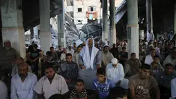 Para jemaah memenuhi salah satu masjid yang rusak parah akibat serangan militer Israel di Rafah, Jalur Gaza, Palestina, Senin (28/7/14). (REUTERS/Ibraheem Abu Mustafa)