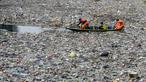 Relawan dan petugas dari Balai Besar Wilayah Sungai (BBWS) Citarum membersihkan sampah di sungai Citarum di Bandung, Jawa Barat, pada Senin 27 Januari 2025. (Timur MATAHARI/AFP)