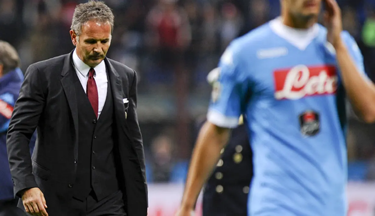 Pelatih AC Milan, Sinisa Mihajlovic (kiri) tertunduk lesu usai pertandingan melawan Napoli pada Lanjutan liga Italia di Stadion San Siro (4/10/2015). AC Milan Kalah telak atas Napoli dengan skor 0-4. (REUTERS/Giorgio Perottino)