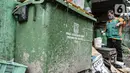Ikhasundin menyemprotkan cairan disinfektan di dekat kotak penyimpan khusus limbah medis di Dipo Sampah Kecamatan Pademangan, Ancol, Jakarta, Rabu (24/2/2021). Ikhasnudin mewakili petugas di Dipo Ancol berharap agar masyarakat lebih bijak dalam menangani sampah masker. (merdeka.com/Iqbal S. Nugroho)