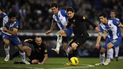 Pemain Espanyol, Jordi Amat (kiri), berusaha menghadang laju dari pemain Barcelona, Lionel Messi, dalam pertandingan lanjutan La Liga 2011/2012 yang berlangsung di stadion Cornella-El Prat , Minggu (8/1/2012). (AFP/Lluis Gene)