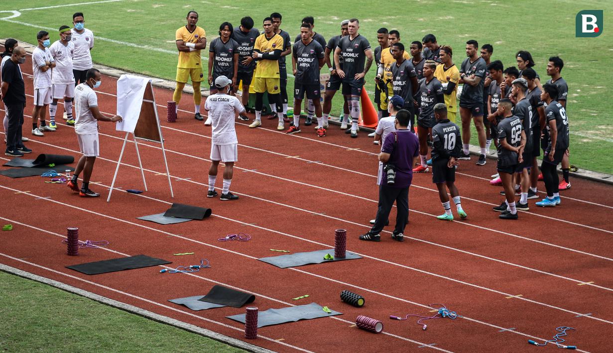 Tim Persita Tangerang melakukan latihan pungkasan sebelum berangkat menuju laga perdana mereka di BRI Liga 1 musim 2021/2022 menghadapi Persipura. Pertandingan tersebut akan berlangsung pada Sabtu, 28 Agustus 2021 di Stadion Pakansari, Bogor. (Foto: Bola.com/Bagaskara Lazuardi)