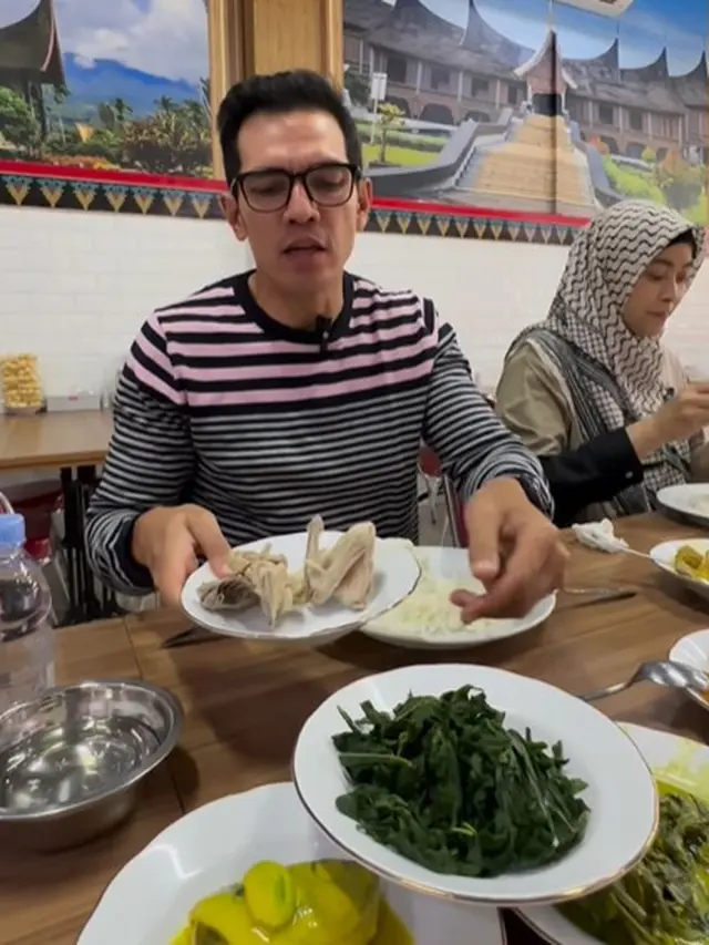Adrian Maulana makan masakan Padang (Instagram/adrianmaulana)