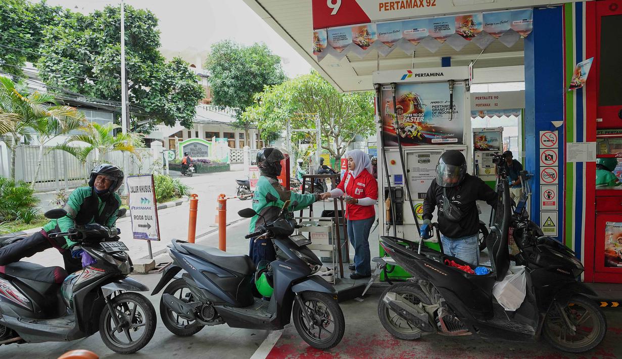 Menurut Airlangga, pasokan minyak global berpotensi terganggu akibat penutupan Selat Hormuz, ditambah eskalasi ketegangan di Laut Merah. Tampak dalam foto, orang-orang mengantre untuk mengisi bahan bakar sepeda motor mereka di sebuah Stasiun Pengisian Bahan Bakar Umum (SPBU) di Jakarta, Selasa 3 Maret 2026. (AP Photo/Achmad Ibrahim)