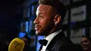 Pemain PSG, Neymar, saat menghadiri acara amal untuk Institut Neymar Jr di Sao Paulo, Brasil, Kamis (19/7/2018). Bintang asal Brasil itu tampak menawan dengan balutan jas. (AFP/Nelson Almeida)