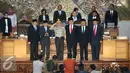  Kapolri terpilih Komjen (Pol) Tito Karnavian (tengah) foto bersama lima pimpinan sidang saat mengikuti sidang paripurna dengan agenda pengesahan dirinya sebagai calon Kapolri di Kompleks Parlemen, Jakarta, Senin (27/6). (Liputan6.com/Johan Tallo)