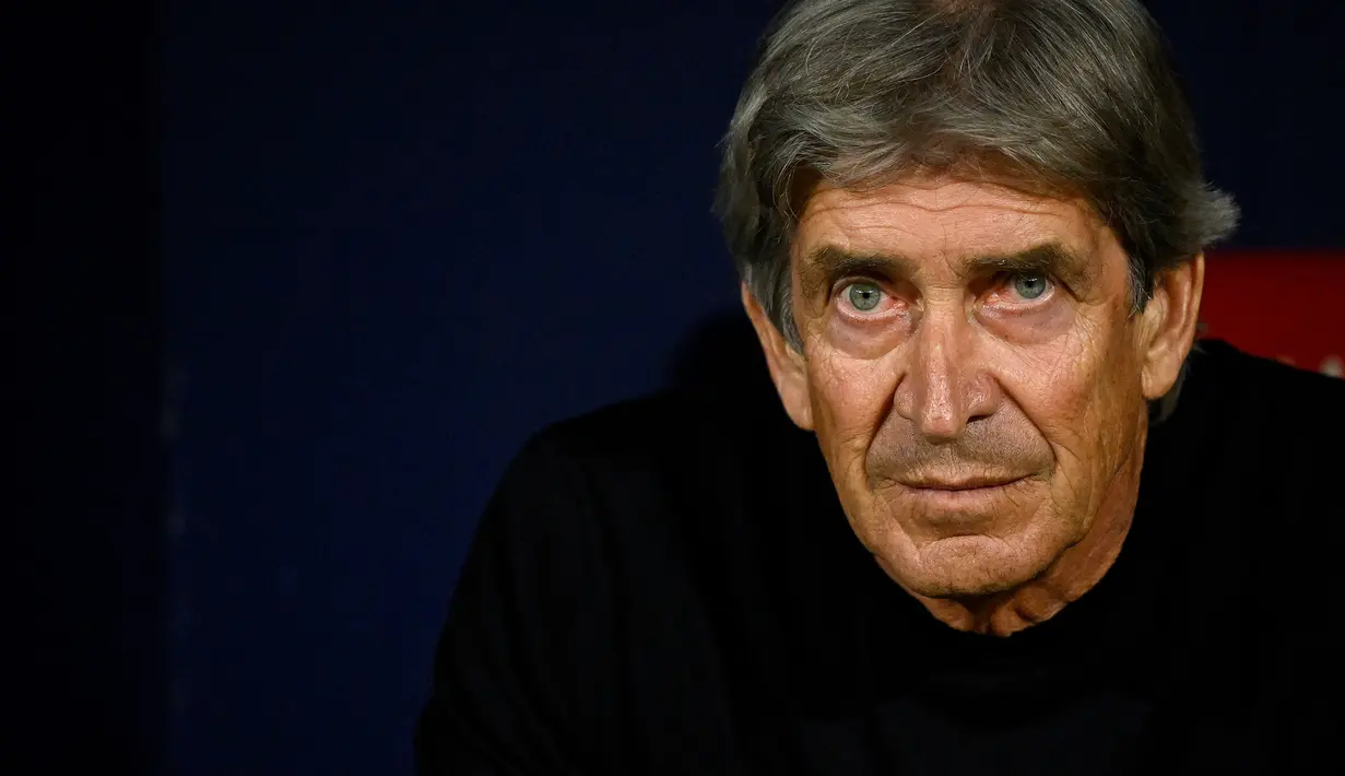 Pelatih Real Betis, Manuel Pellegrini saat laga lanjutan Liga Spanyol 2022/22023 antara Atletico Madrid melawan Real Betis di stadion Wanda Metropolitano, Madrid pada 2 April 2023. Pellegrini sejauh ini tercatat telah menghabiskan 1,16 miliar euro sebagai pelatih. Ia pernah memecahkan rekor transfer dunia dua kali dalam seminggu dengan mendatangkan Kaka dari AC Milan dan Cristiano Ronaldo dari Manchester United. Selain itu, peria asal Chili tersebut juga pernah menggelontorkan 76 juta euro untuk merekrut Kevin de Bruyne ke Manchester City. (AFP/Javier Soriano)