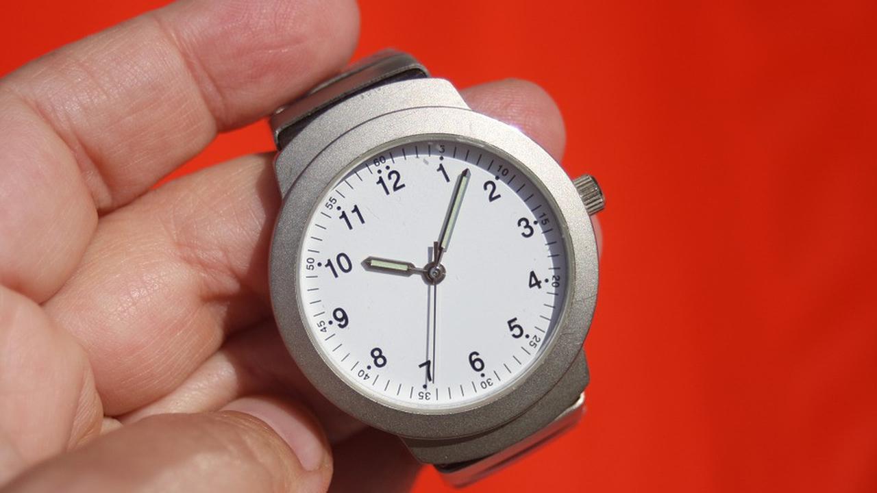 Ilustrasi jam tangan.