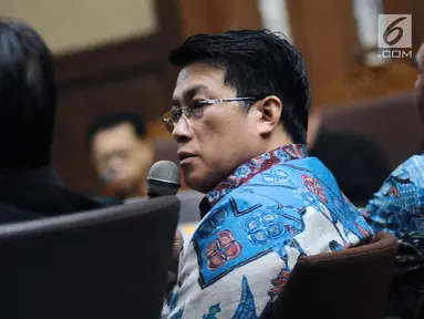 Kakak terdakwa korupsi e-KTP Andi Narogong, Dedi Priyono menjadi saksi sidang lanjutan dugaan korupsi e-KTP dengan terdakwa Setya Novanto di Pengadilan Tipikor, Jakarta, Senin (5/2). Sidang menghadirkan tiga saksi. (Liputan6.com/Helmi Fithriansyah)