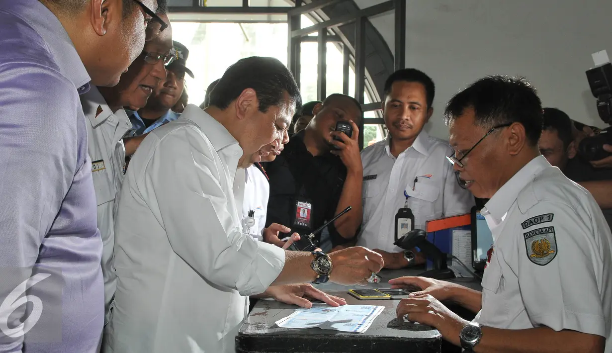 Ketua DPR Setya Novanto saat tiba di Stasiun Senen, Jakarta, Selasa (7/7/2015). Kunjungan itu dilakukan untuk meninjau kesiapan transportasi kereta api pada arus mudik hari raya Idul Fitri 1436 H. (Liputan6.com/Herman Zakharia)