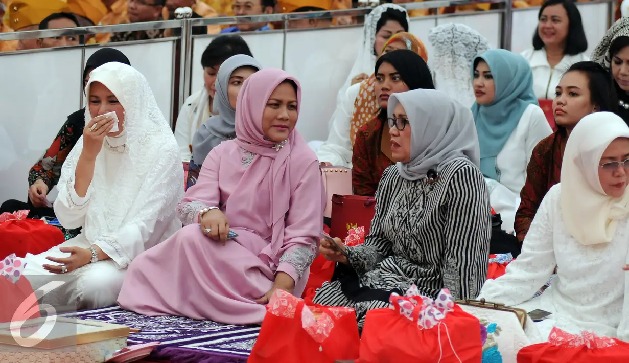 Ibu Negara Iriana Joko Widodo (kedua kiri) berbincang dengan istri Wakil Presiden, Mufidah Jusuf Kalla jelang buka puasa bersama dengan Keluarga Besar TNI dan Komponen Masyarakat di Mabes TNI, Jakarta, Senin (27/6). (Liputan6.com/Helmi Fithriansyah)