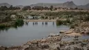 Sejumlah pelari berkompetisi pada stage pertama Marathon des Sables 2023 yang menempuh antara Jebel Irhs hingga Oued Tijekht di Gurun Sahara, Maroko, 24 April 2023. Ajang yang berlangsung dari 21 April hingga 1 Mei 2023 tersebut diikuti oleh 1200 pelari dan akan menempuh 250 km. (AFP/Jean-Philippe Ksiazek)