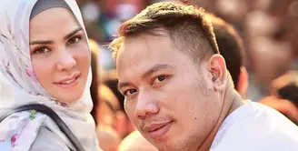 Tidak lama lagi Vicky Prasetyo dan Angel Lelga akan meresmikan hubungannya. Akad nikah akan dilakukan di Masjid Istiqlal pada 8 Februari. Keduanya telah memulai berbagai persiapan. Sabtu (6/1) mulai foto prewedding. (Instagram/vickyprasetyo777)