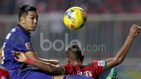 Duel Adison Promrak dengan Manahati Lestusen dalam final leg pertama Piala AFF 2016 antara Indonesia vs Thailand di Stadion Pakansari, Cibinong, Jawa Barat, Rabu (14/12/2016).  (Bola.com/Peksi Cahyo)
