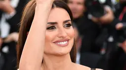 Aktris Penelope Cruz menyapa pengemarnya saat tiba menghadiri upacara pembukaan festival Cannes ke-71 di Cannes, Prancis (8/5). Aktris 44 tahun ini tampil anggun dengan gaun renda tulle hitam. (AFP Photo/Pizzoli)