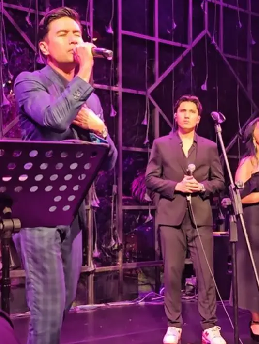Datang jauh-jauh dari Filipina, pelantun lagu ‘The Way You Look At Me’ itu juga menyumbangkan suara merdunya di momen resepsi pernikahan. Sontak, lagu-lagu romantis yang dibawakannya membuat suasana venue menjadi semakin penuh cinta. Membuat pengantin dan tamu undangan terpukau. (Liputan6.com/IG/@mrsayudewi)