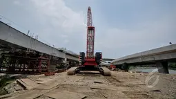 Tampak alat berat saat proyek jalan tol Pelabuhan Tanjung Priok, Jakarta, Rabu (25/3/2015). Pemerintah DKI Jakarta mendorong konsorsium Tol Akses Tanjung Priok (ATP) agar mempercepat pembangunannya. (Liputan6.com/Faizal Fanani)