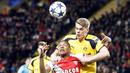 Penyerang AS Monaco, Kylian Mbappe, duel udara dengan bek Borussia Dortmund, Matthias Ginter. Borussia Dortmund berhasil mendominasi pertandingan dengan penguasaan bola 59 persen berbanding 41 milik AS Monaco. (EPA/Guillaume Horcajuelo)