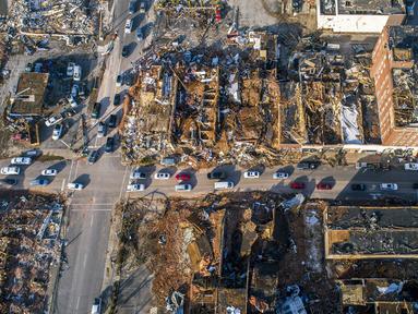 Sejumlah bangunan hancur setelah diterjang tornado di Mayfield, Kentucky, Amerika Serikat, 11 Desember 2021. Sebanyak 78 orang tewas, dengan lebih dari 70 di antaranya di Kentucky saja, setelah serangkaian tornado mengamuk di lima negara bagian. (Ryan C. Hermens/Lexington Herald-Leader via AP)