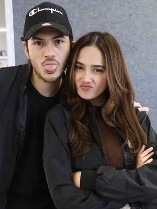 Rizky Nazar dan Syifa Hadju memang beberapa momen tampil kompak pakai baju warna hitam. Keduanya tampak serasi ketika berpose foto seperti ini. Banyak netizen mendoakan Syifa dan Rizky berjodoh. (Liputan6.com/IG/syifahadju)