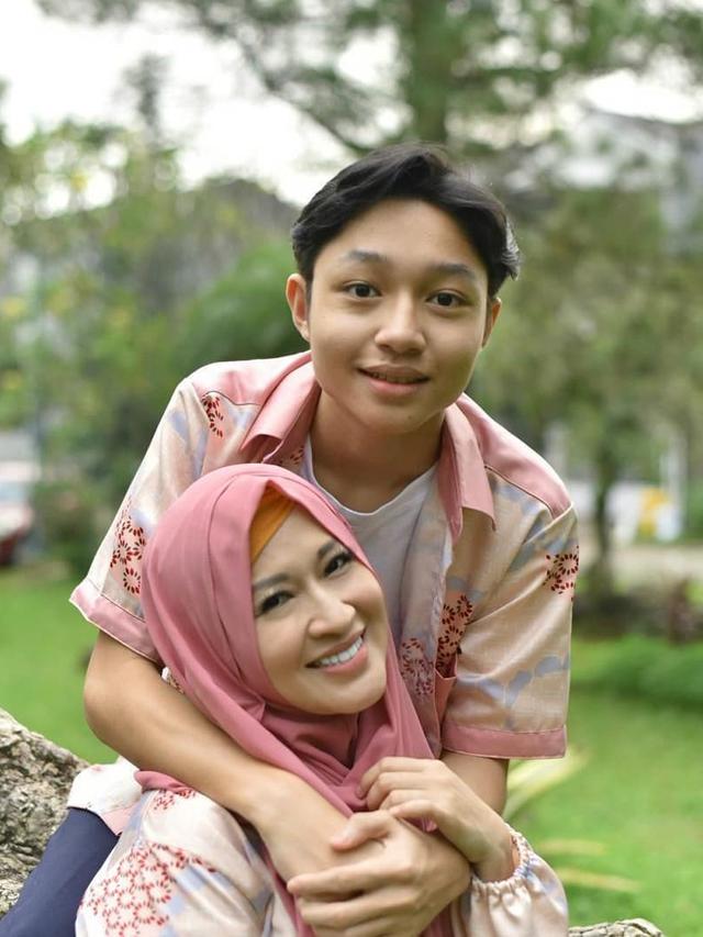 6 Potret Kebersamaan Kiesha Alvaro dan Ibunda, Bak Kakak ...
