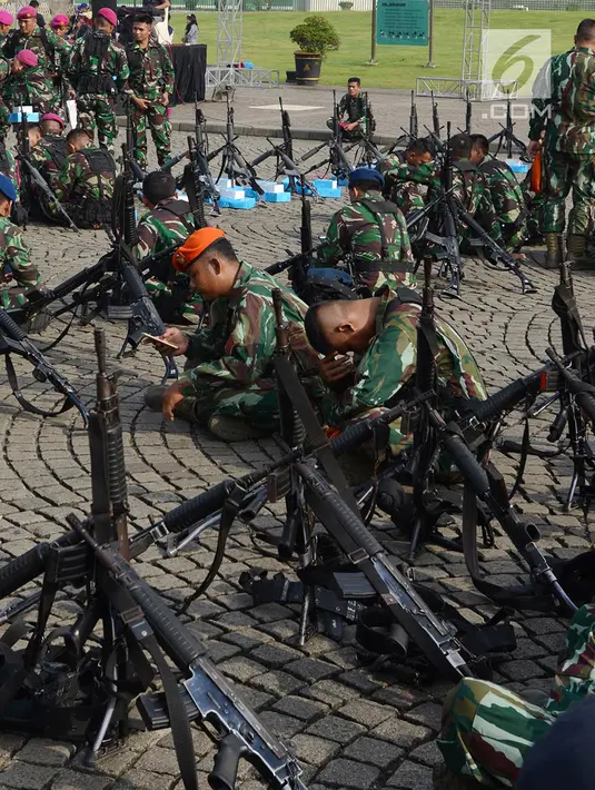 Prajurit TNI bersiap mengikuti apel tiga pilar pengamanan pemilu serentak di Lapangan Monas, Jakarta, Rabu (27/2). Pemprov DKI menggelar apel siaga pengamanan Pemilu 2019 pada 17 April  mendatang bersama Polri dan TNI. (Merdeka.com/Imam Buhori)