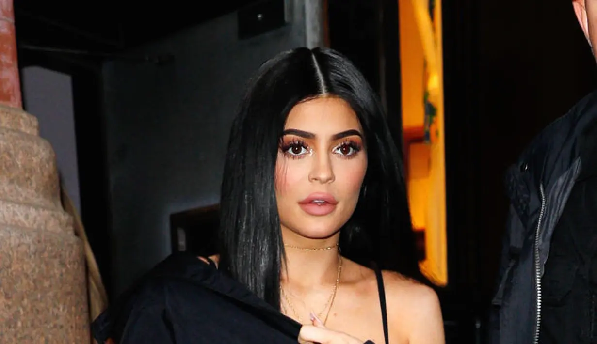 Kylie Jenne merasa Travis tak bersamanya di saat-saat penting. Meski demikian Travis berjanji akan hadir saat Kylie melahirkan. (HelloGiggles)