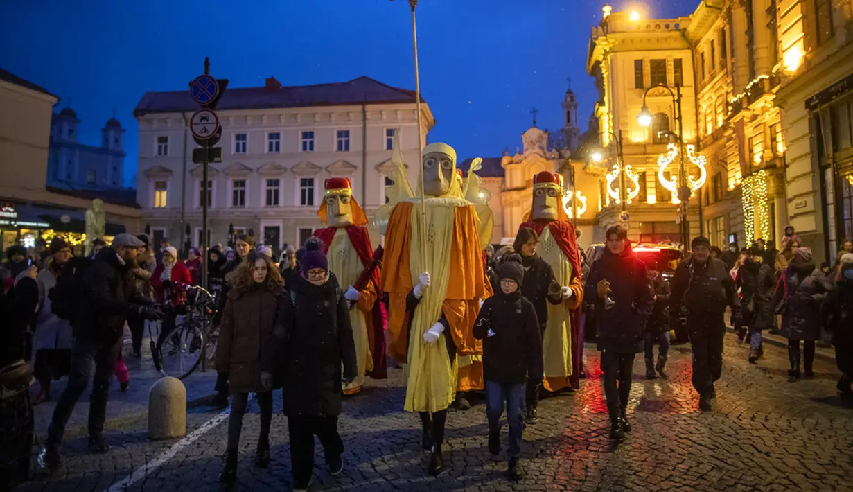 Warga berparade saat perayaan Epiphany atau Hari Tiga Raja di Vilnius, Lituania, 6 Januari 2022. Epiphany adalah sebuah hari raya keagamaan dalam sejumlah denominasi gereja Kristen pada tanggal 6 Januari. (AP Photo/Mindaugas Kulbis)