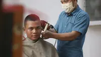 Tak hanya dipangkas rambutnya, Calon Paskibraka 2018 pria juga ikut belajar make-up. (Foto: Liputan6.com/Aditya Eka Prawira)