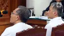 Terdakwa kasus merintangi penyidikan atau obstruction of justice pembunuhan berencana terhadap Brigadir Nopriansyah Yosua Hutabarat (Brigadir J), Hendra Kurniawan (kanan) dan Agus Nurpatria (kiri) menjalani sidang lanjutan di Pengadilan Negeri Jakarta Selatan, Kamis (3/11/2022). Sidang tersebut beragenda mendengarkan keterangan delapan orang saksi yang dihadirkan jaksa penuntut umum (JPU), salah satunya teknisi CCTV. (Liputan6.com/Herman Zakharia)