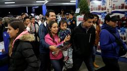 Warga langsung menyerbu salah satu toko di Mexico City saat menggelar acara 'Black Friday', Meksiko, Jumat (18/11). 'Black Friday' adalah pesta diskon yang biasa digelar menjelang natal. (REUTERS / Henry Romero)