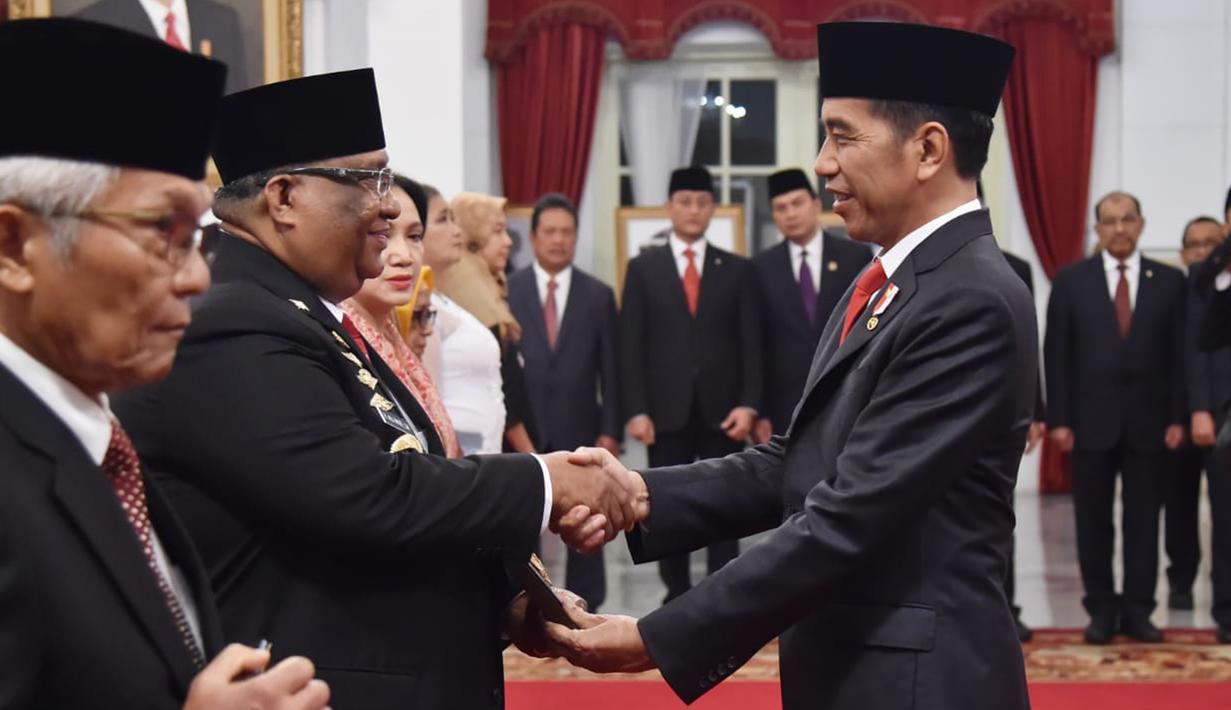 Presiden Joko Widodo (kanan) saat memberikan gelar Pahlawan Nasional kepada ahli waris di Istana Negara, Jakarta, Jumat (8/11/2019). Jokowi memberikan gelar Pahlawan Nasional kepada enam tokoh yang dianggap berjasa untuk Indonesia. (Foto: Lukas-Biro Pers Sekretariat Presiden)